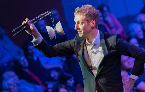 Martin Mall: Diabolo Jonglage im KKL Luzern | © Obrasso Concerts