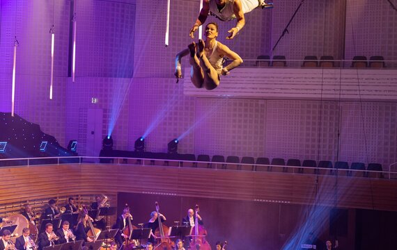 "ALIVE" A Circus Symphony 2022 - Avital & Jochen Pöschko: Swinging Trapeze | © Obrasso Concerts