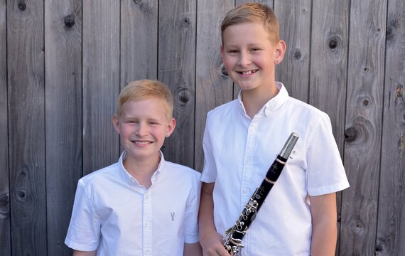 Ronny und Lenny Suter ergänzen das Akkordeonduo Martin Suter zur Familienkapelle Suter