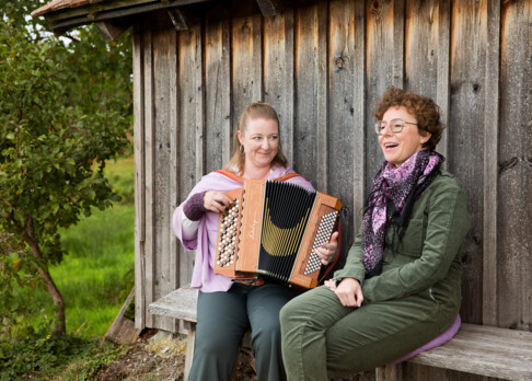 Das Jodel-Duo Nadja Räss und Rita Gabriel