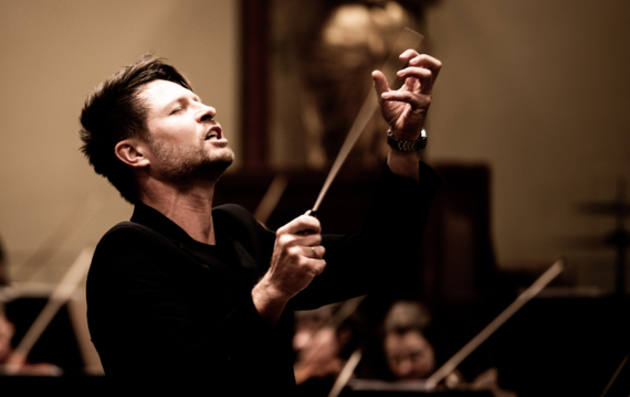 Der Dirigent Krzysztof Urbański | © Julia Wesely