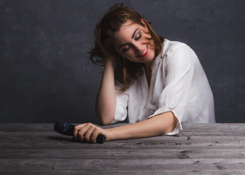 Julia Schiwowa: Sängerin bei The Sam Singers