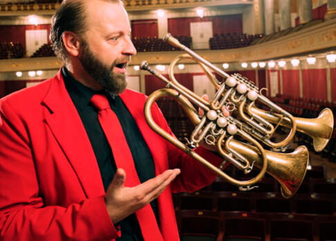 Thomas Gansch ist ein Trompeter, Entertainer und Komponist aus Österreich