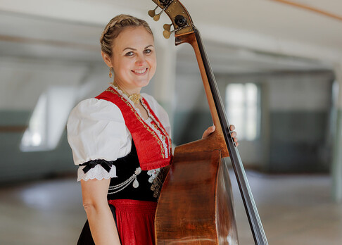 Die Kontrabassistin Madlaina Küng