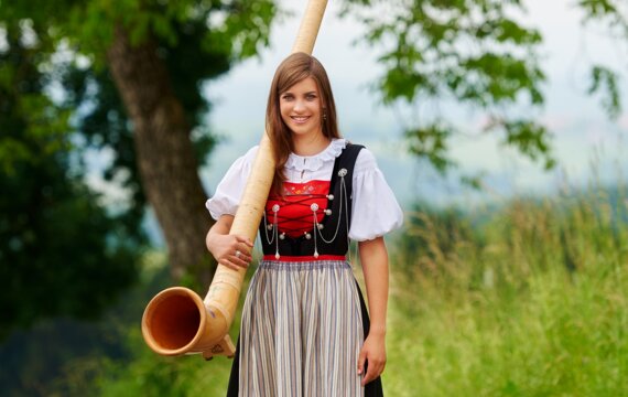 Lisa Stoll ist als die Swiss Lady am Alphorn: Konzerte 2020