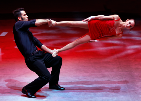 Duo Laos: Hand to Hand