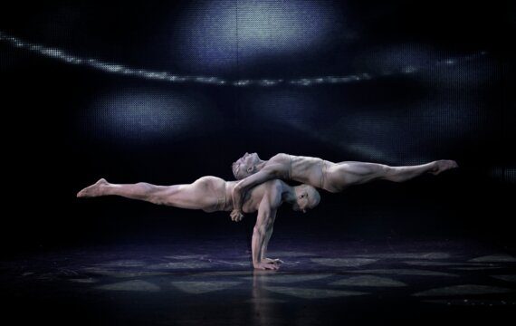 La Vision Acrobatics, Anna Kachalova & Richard Jecsmen: Statue Act