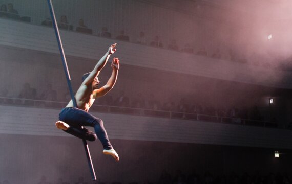 Saulo Sarmiento: Fliegender Mast im KKL Luzern | © Obrasso Concerts