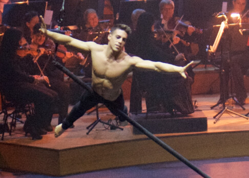 Saulo Sarmiento: Fliegender Mast im KKL Luzern | © Obrasso Concerts
