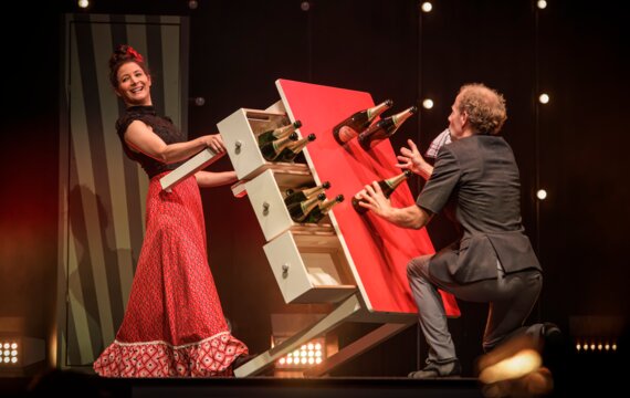 Esther & Jonas Slanzi: Bottle Juggling