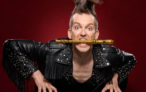 Gabor Vosteen: Der Flötenmann vereint Comedy mit Blockflötenspiel | © Christian Palm